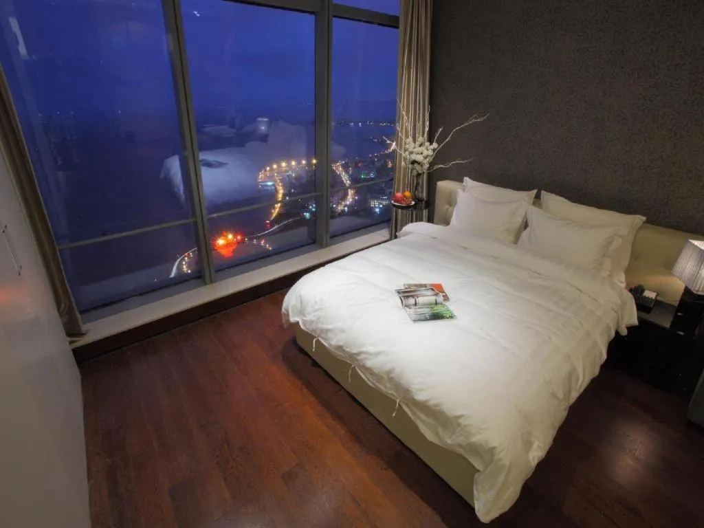 Bed in Grand Madison Qingdao Harbour-view Central（Former Qingdao Farglory Hotel）