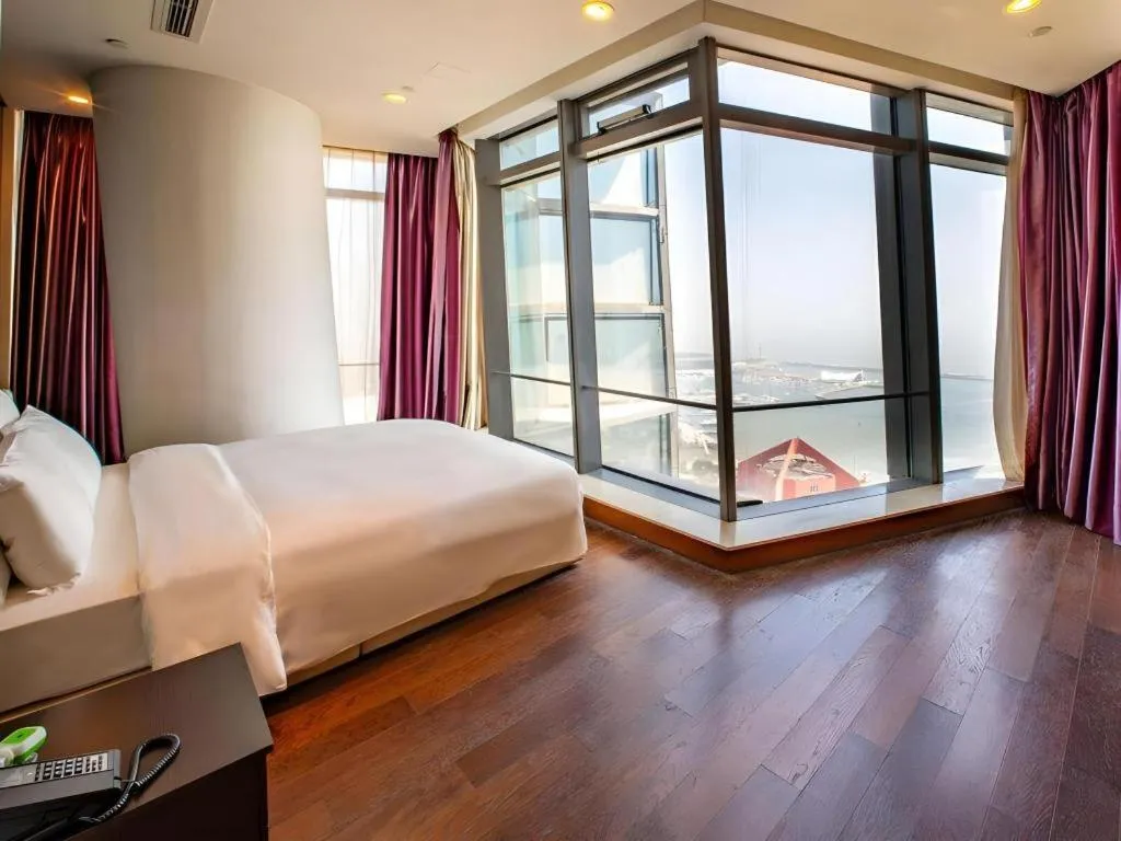 Bed in Grand Madison Qingdao Harbour-view Central（Former Qingdao Farglory Hotel）