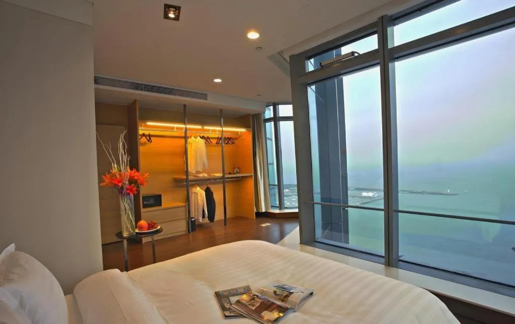 Bed in Grand Madison Qingdao Harbour-view Central（Former Qingdao Farglory Hotel）