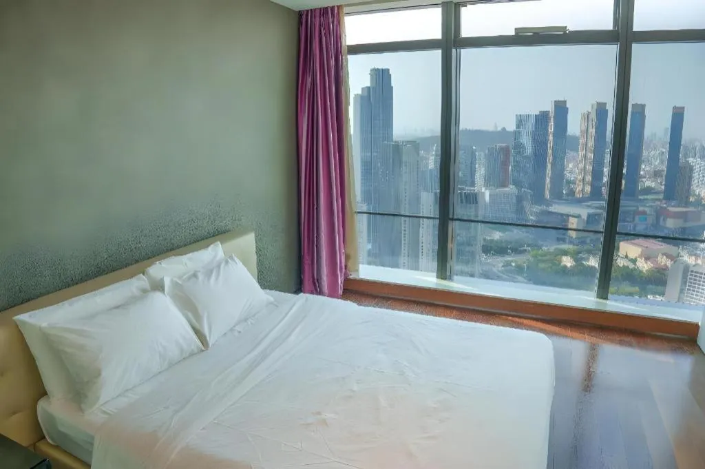 Bed in Grand Madison Qingdao Harbour-view Central（Former Qingdao Farglory Hotel）
