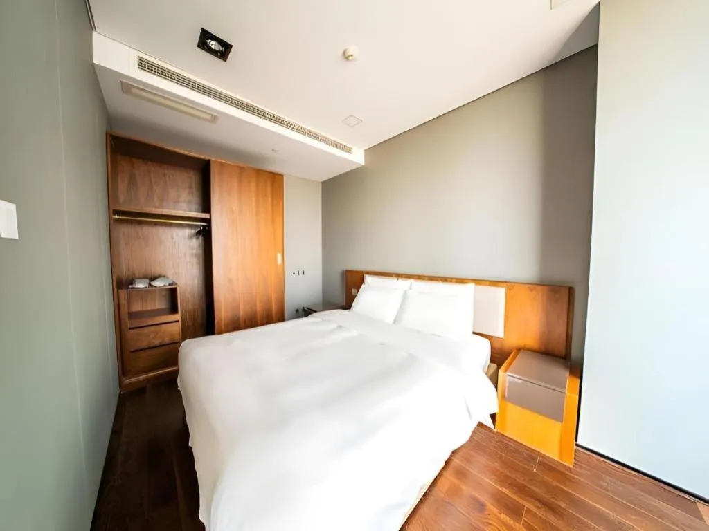 Bed in Grand Madison Qingdao Harbour-view Central（Former Qingdao Farglory Hotel）