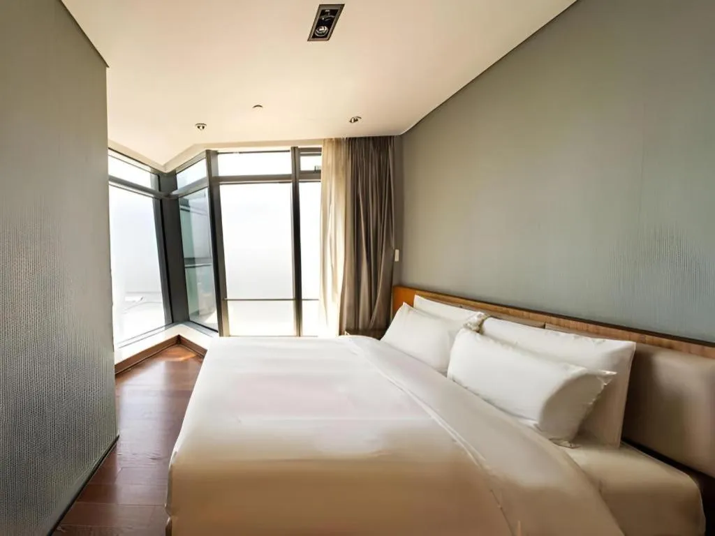 Bed in Grand Madison Qingdao Harbour-view Central（Former Qingdao Farglory Hotel）