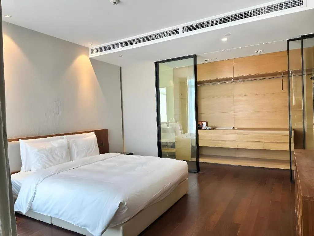Bed in Grand Madison Qingdao Harbour-view Central（Former Qingdao Farglory Hotel）