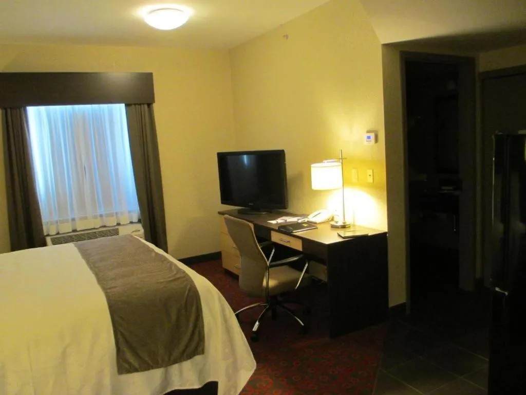 Bed in Best Western Plus Eastgate Inn & Suites