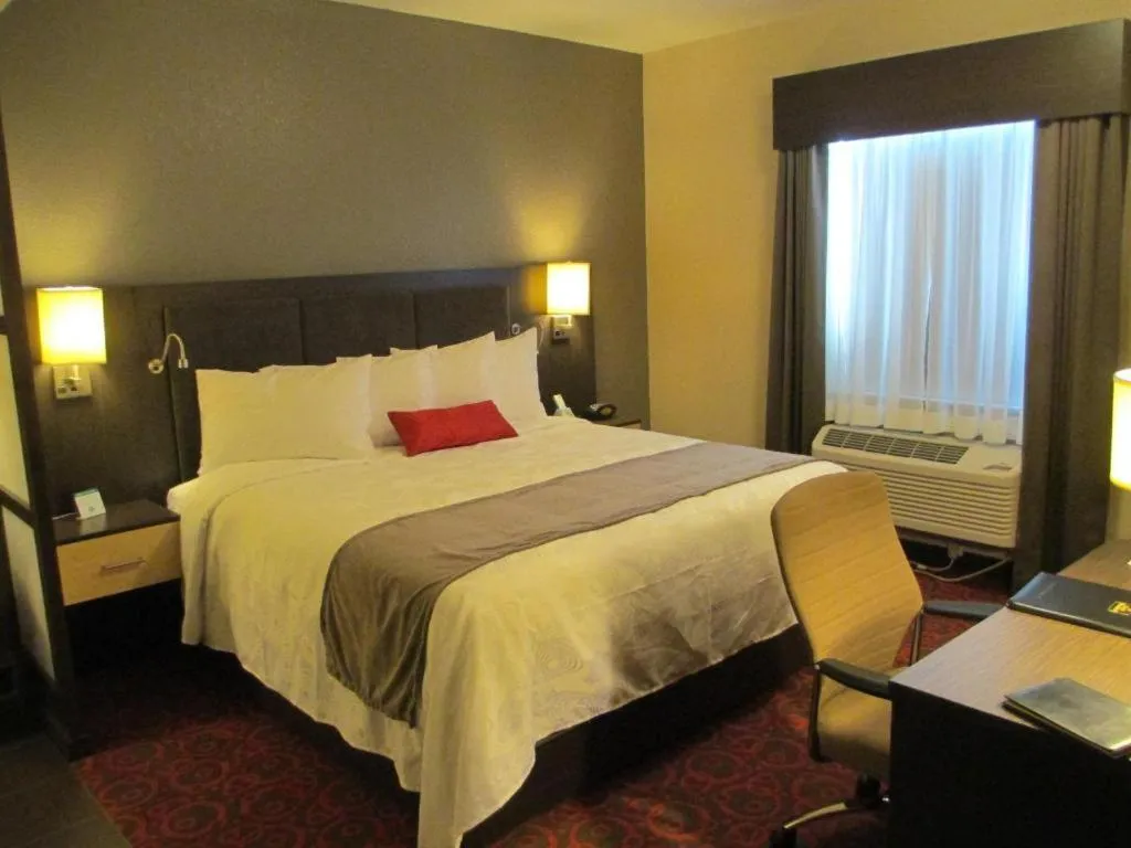 Bed in Best Western Plus Eastgate Inn & Suites