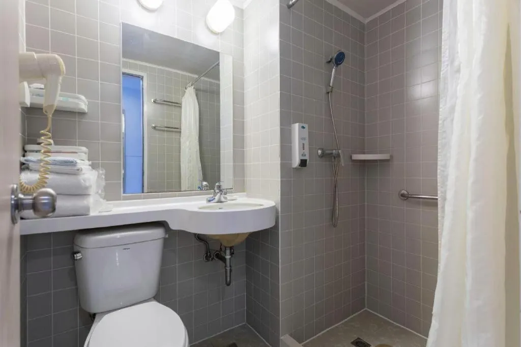 Jinjiang Inn Weihai Liugong Island Scenic Spot Shopping Market