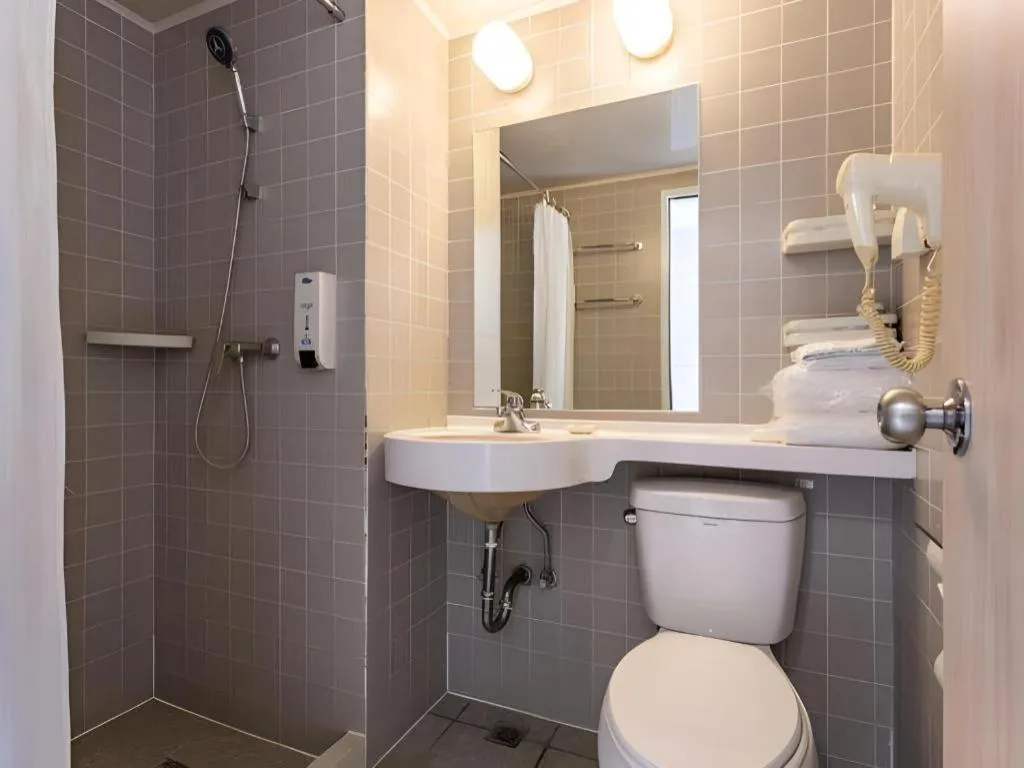 Jinjiang Inn Weihai Liugong Island Scenic Spot Shopping Market