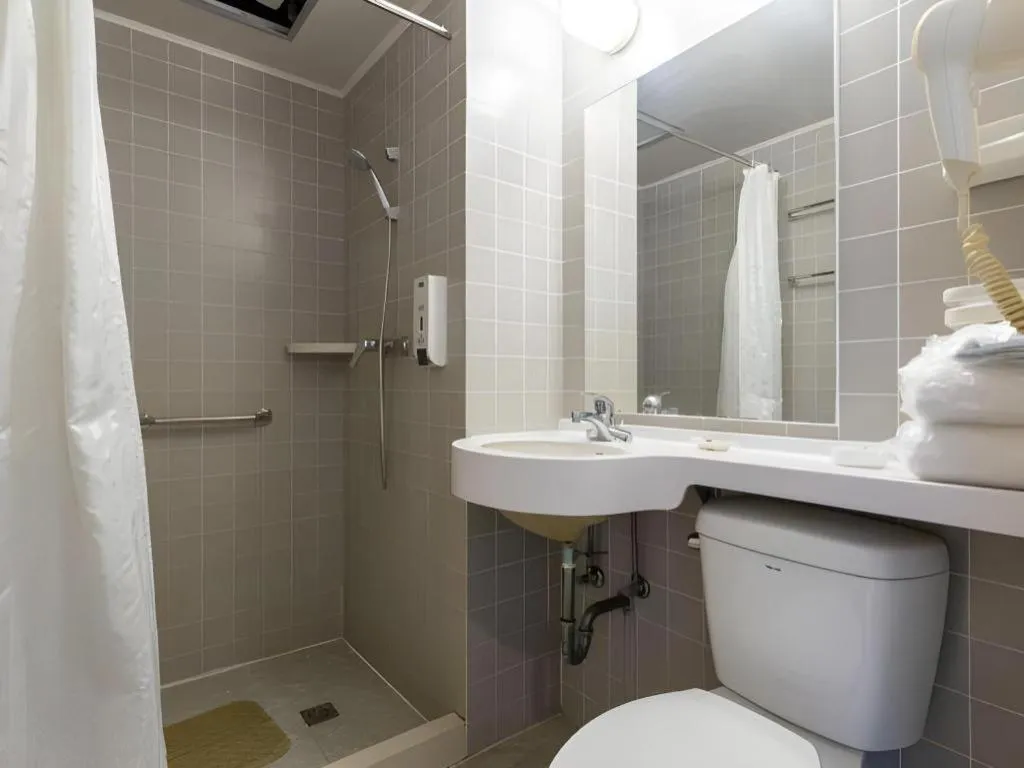 Jinjiang Inn Weihai Liugong Island Scenic Spot Shopping Market