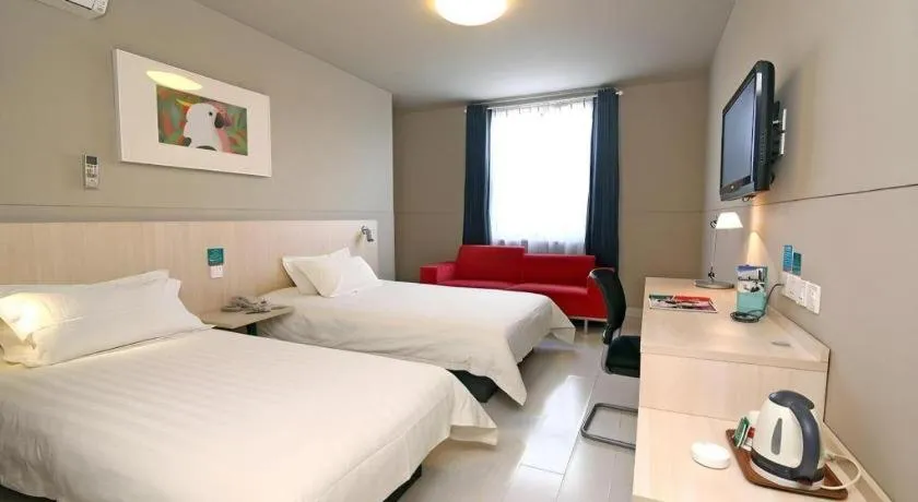 Bed in Jinjiang Inn Caoan Road