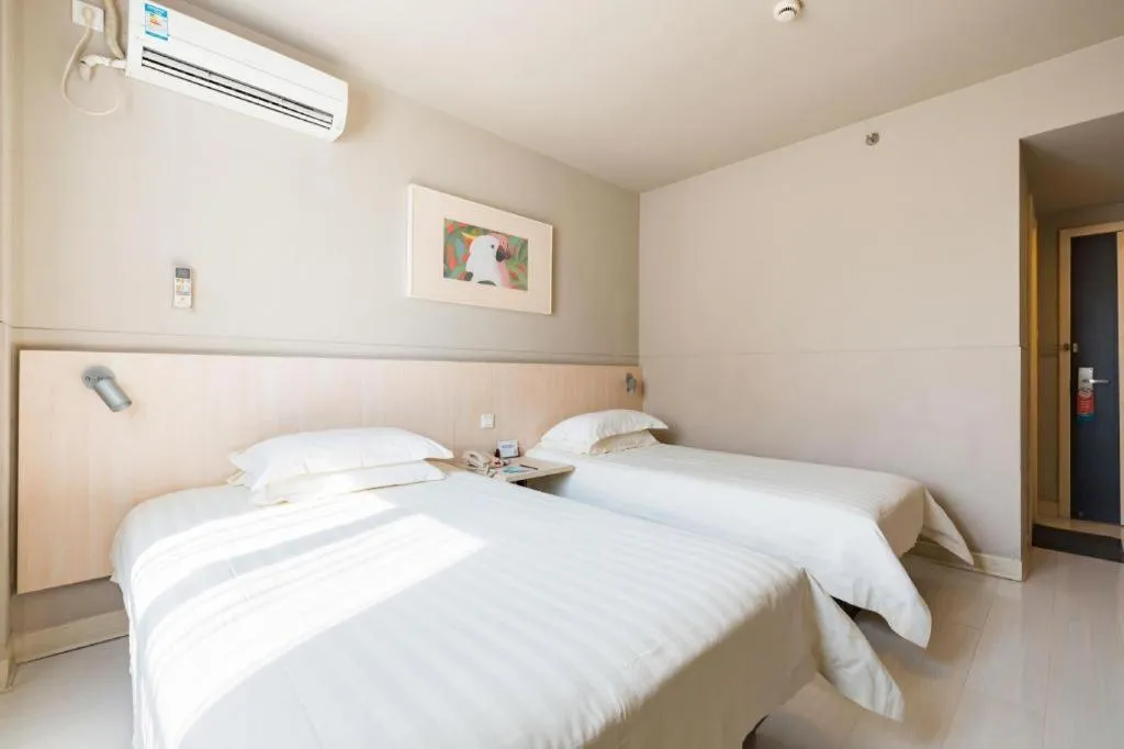 Bed in Jinjiang Inn Caoan Road