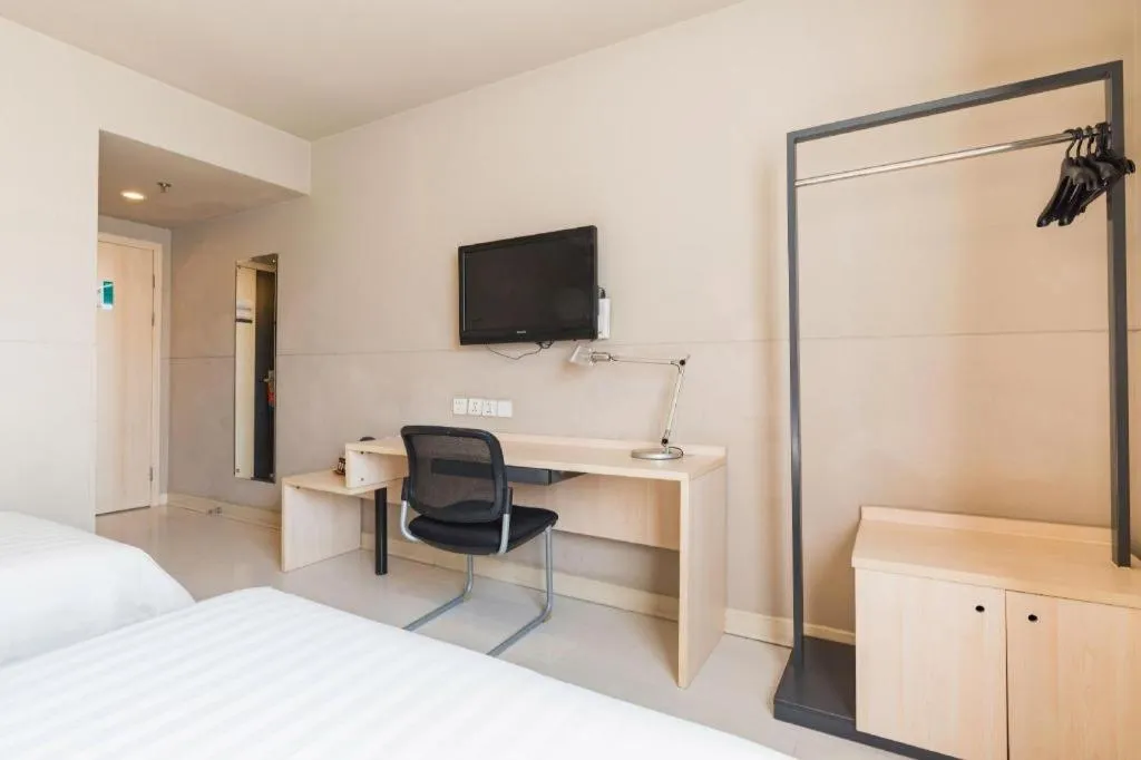 Bed in Jinjiang Inn Caoan Road