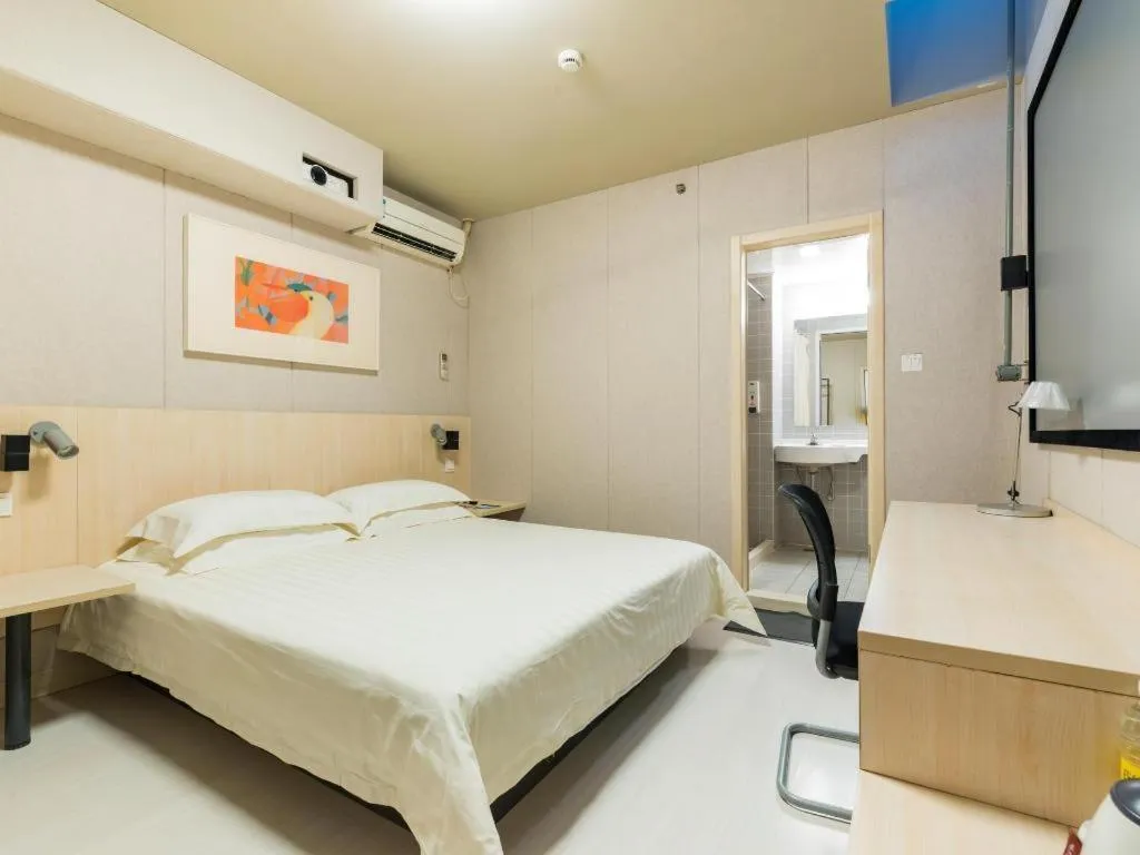 Bed in Jinjiang Inn Caoan Road