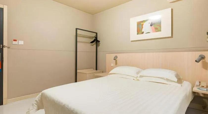 Bed in Jinjiang Inn Caoan Road
