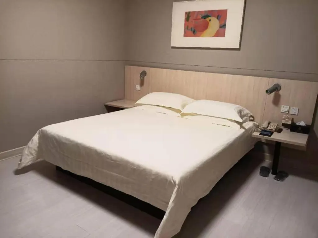 Bed in Jinjiang Inn Caoan Road