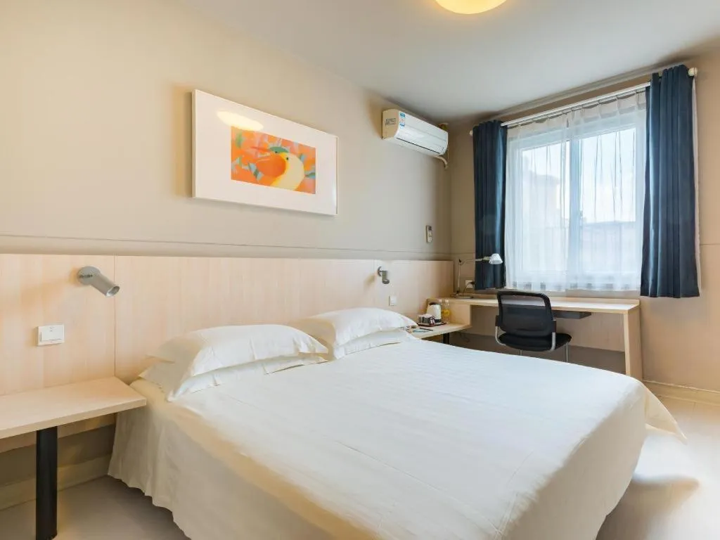 Bed in Jinjiang Inn Caoan Road