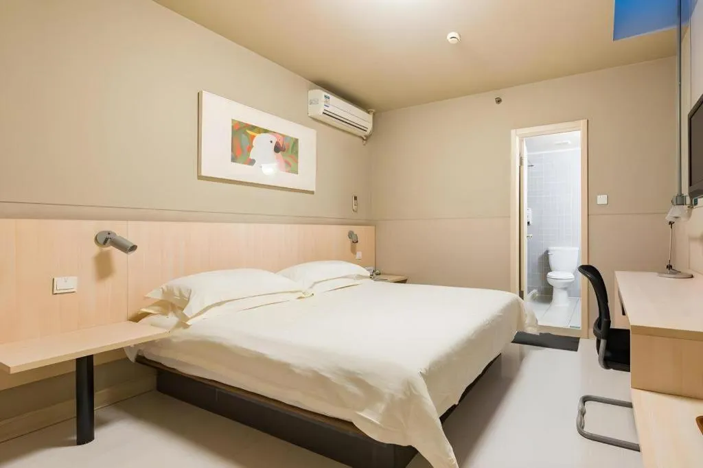 Bed in Jinjiang Inn Caoan Road