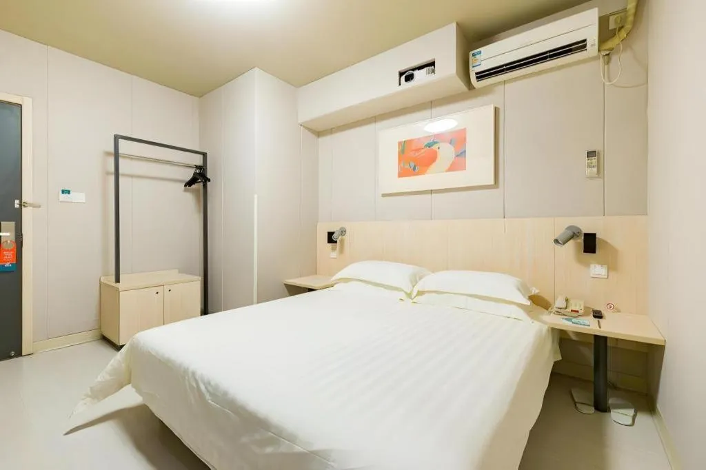 Bed in Jinjiang Inn Caoan Road