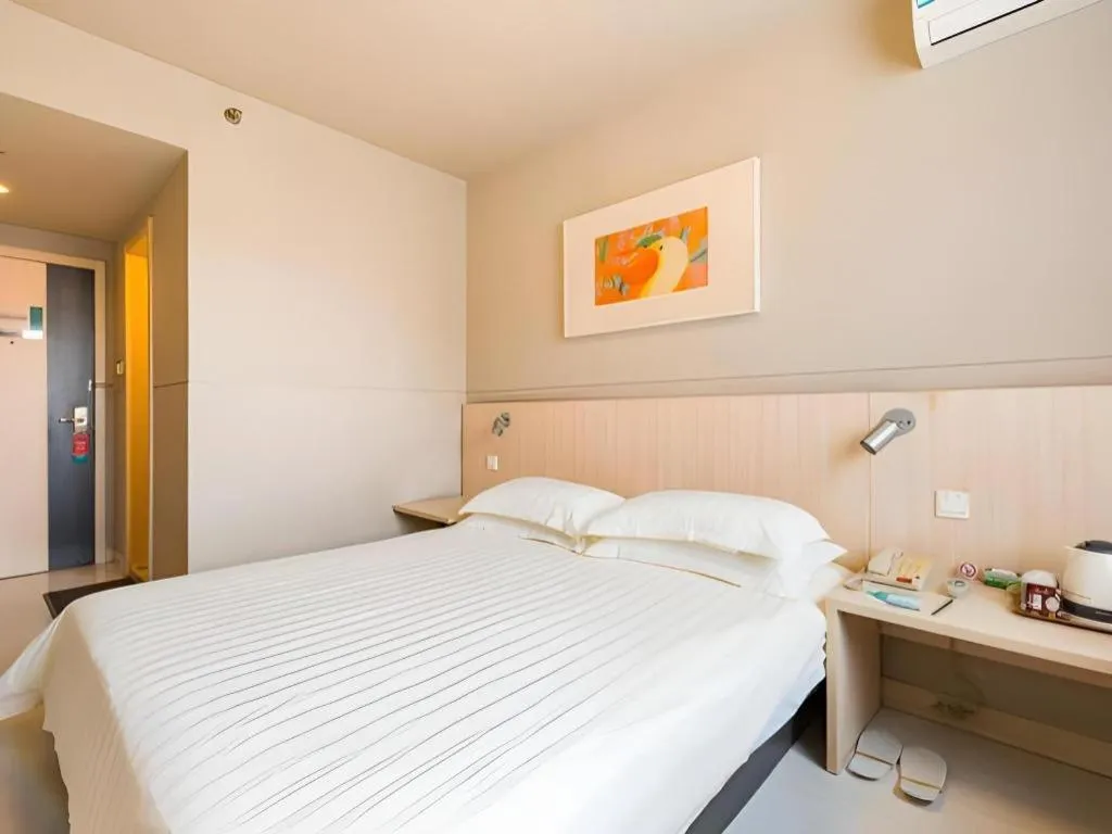 Bed in Jinjiang Inn Caoan Road