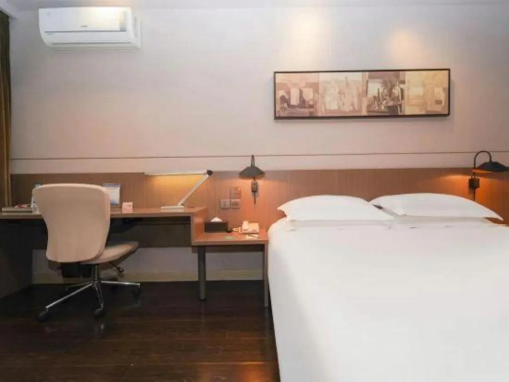 Bed in Jinjiang Inn Select Shanghai International Tourism and Resorts Zone Chuansha Road Subway Station