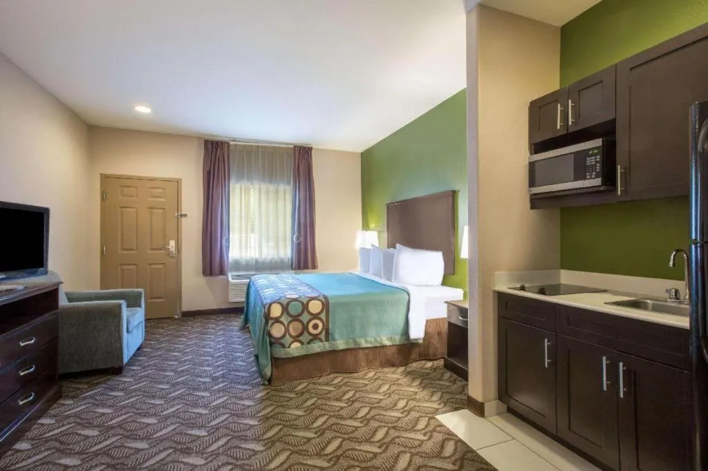 Bed in Super 8 By Wyndham Mansfield La