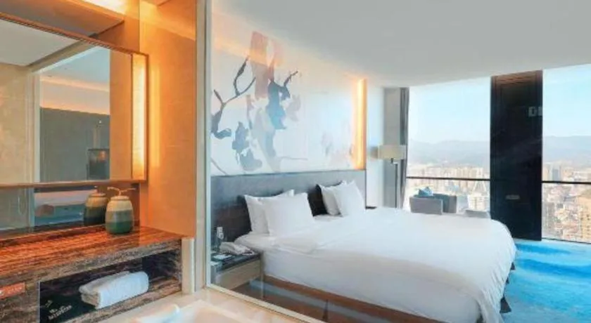 Bed in LONGYAN JINGHUA FLIPORT HOTEL