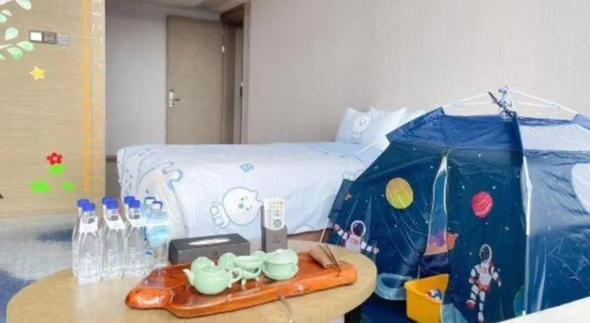 Bed in LONGYAN JINGHUA FLIPORT HOTEL