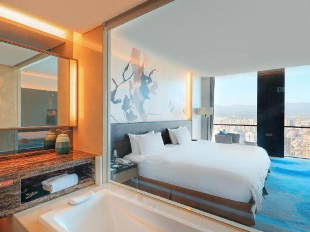 Bed in LONGYAN JINGHUA FLIPORT HOTEL