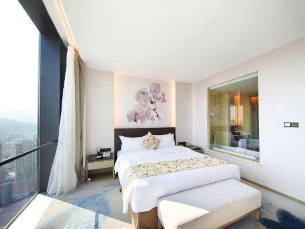 Bed in LONGYAN JINGHUA FLIPORT HOTEL