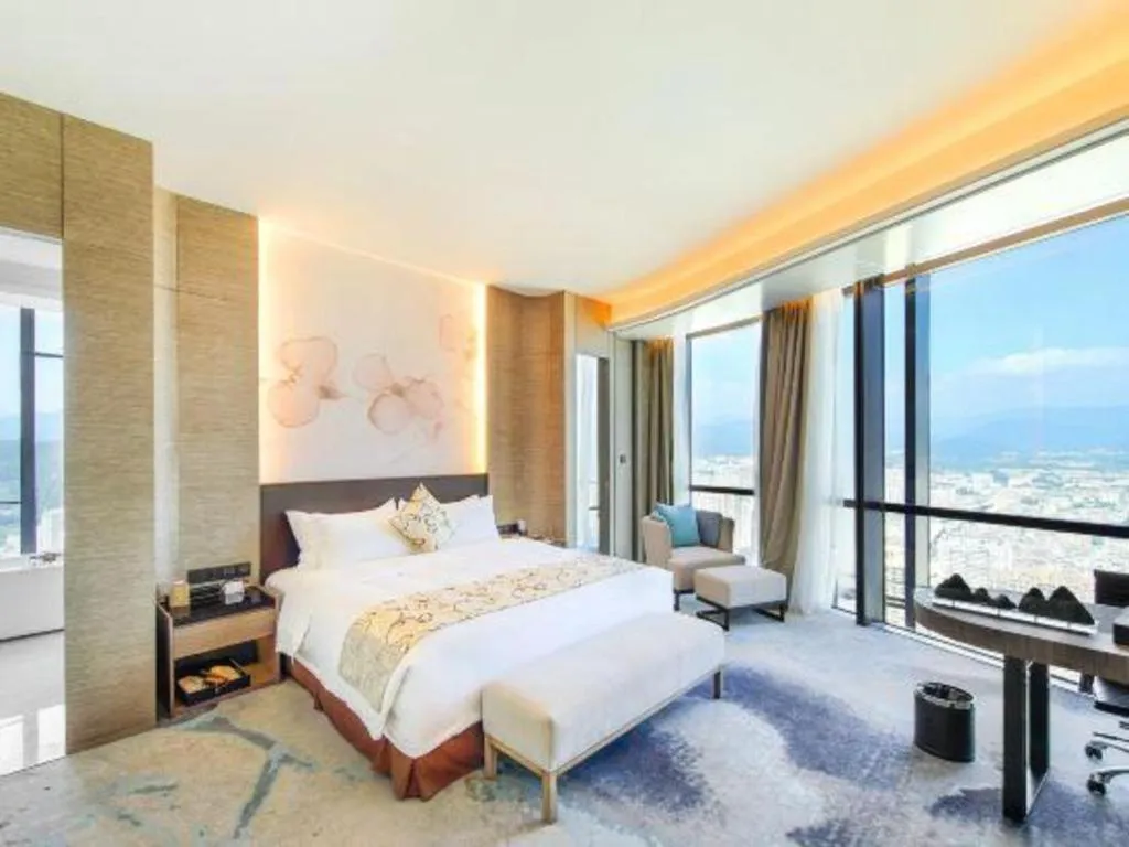 Bed in LONGYAN JINGHUA FLIPORT HOTEL