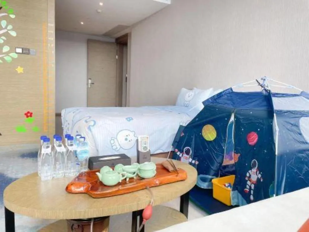 Bed in LONGYAN JINGHUA FLIPORT HOTEL