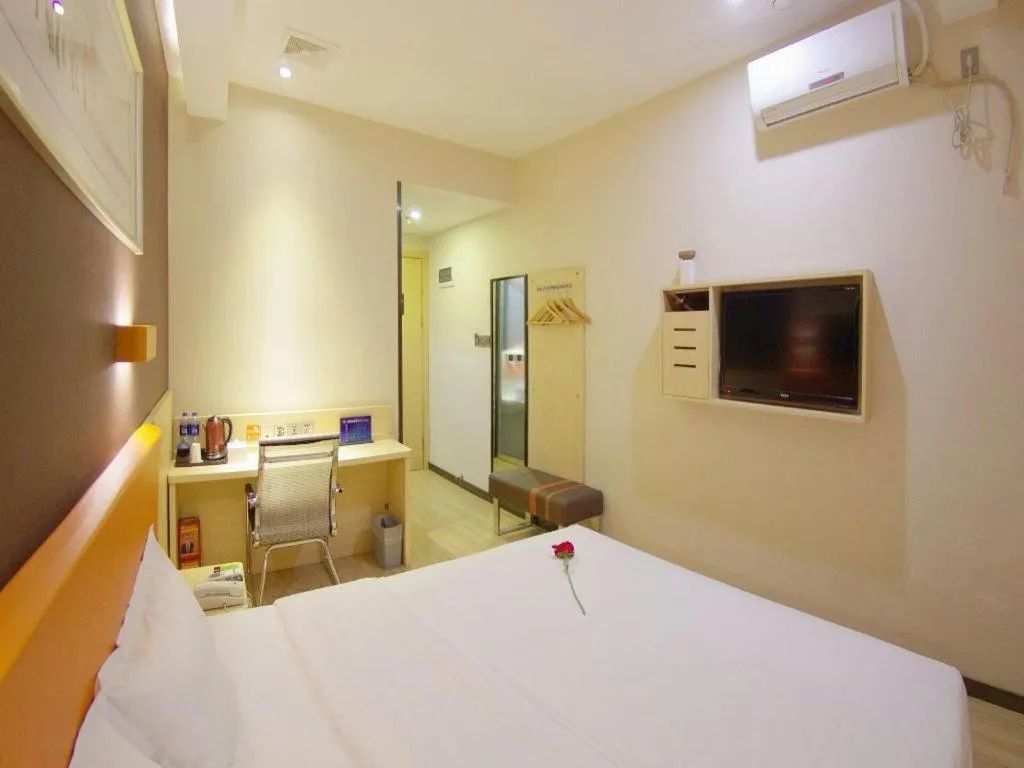 Bed in 7Days Premium Beijing Xidan Lingjing Hutong Metro Station Branch