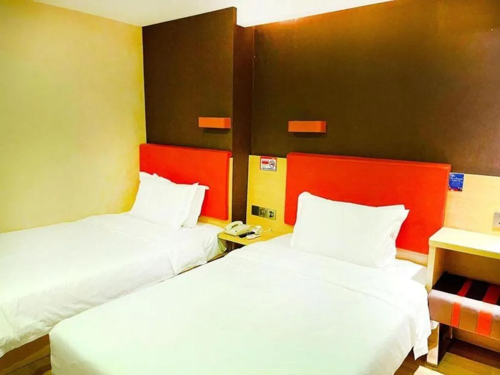 Bed in 7Days Premium Beijing Xidan Lingjing Hutong Metro Station Branch