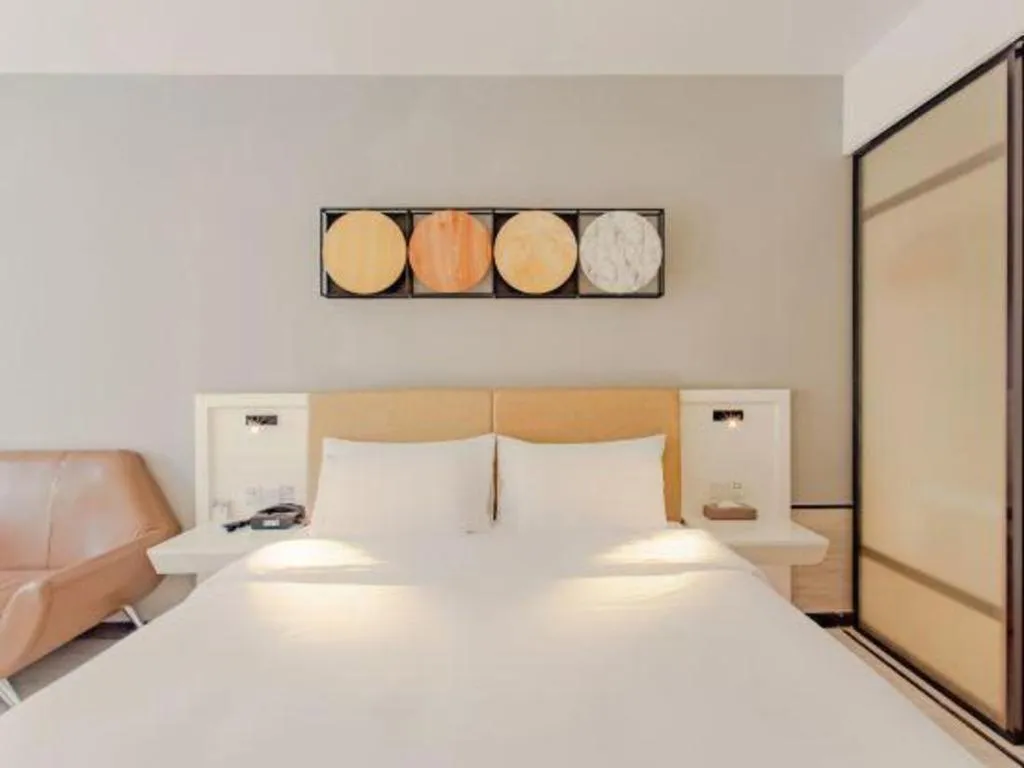 Bed in Ibis Styles Chengdu Chunxi Taikoo Li Hotel