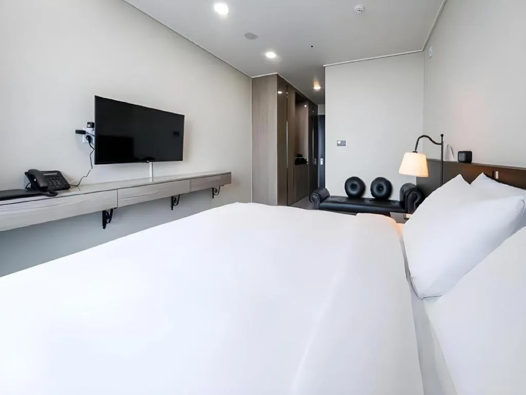 Bed in Riviera Incheon Airport Hotel