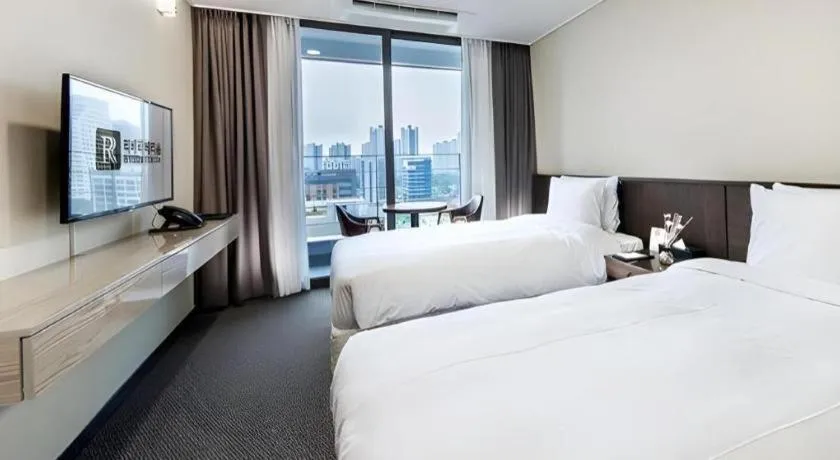 Bed in Riviera Incheon Airport Hotel