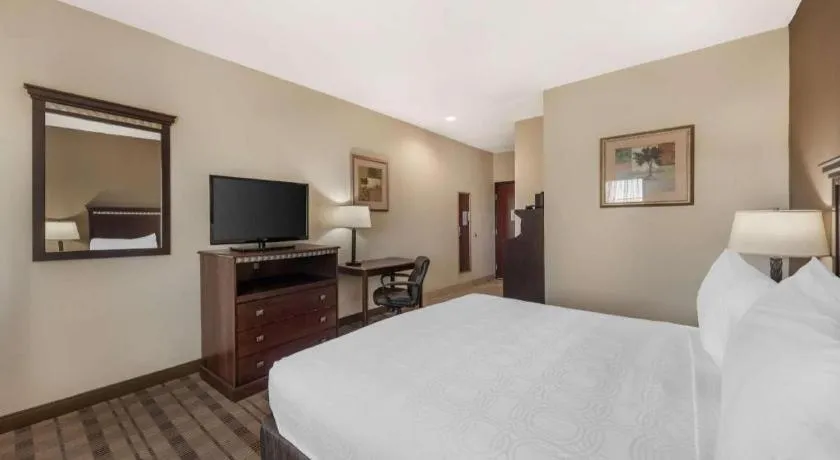 Bed in Best Western La Grange Inn & Suites