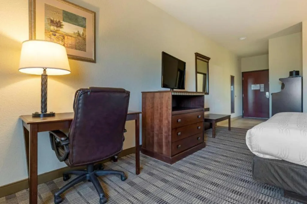 Bed in Best Western La Grange Inn & Suites