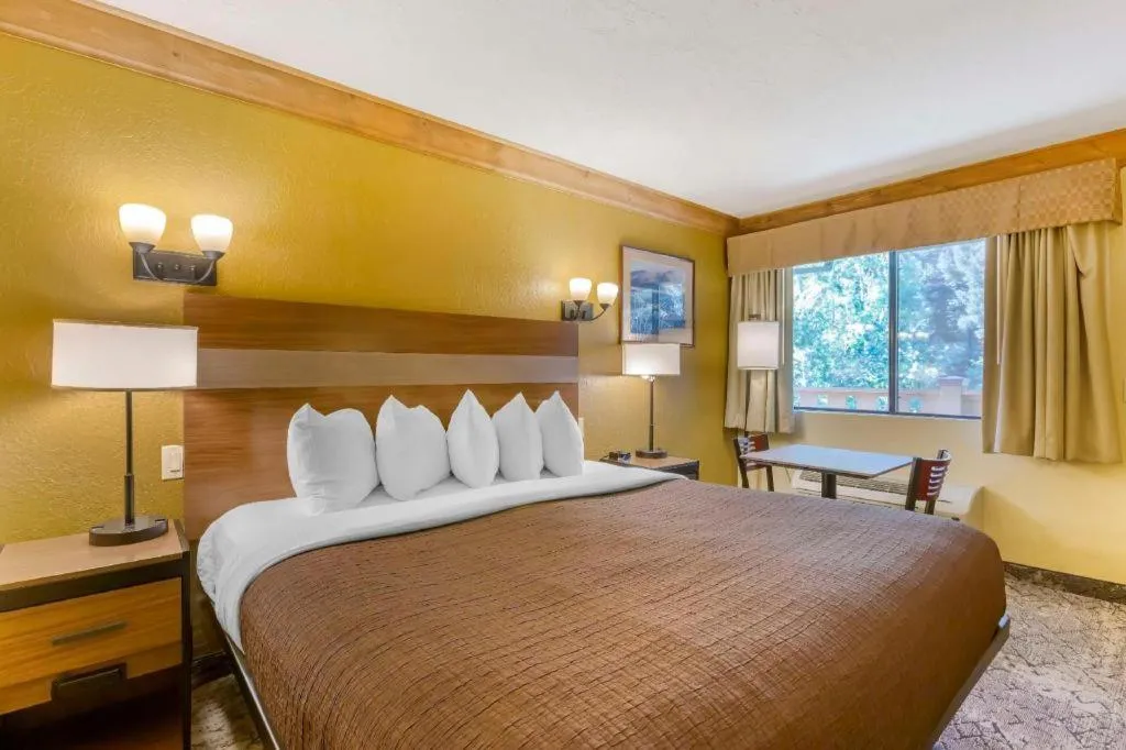 Bed in Best Western Rivers Edge