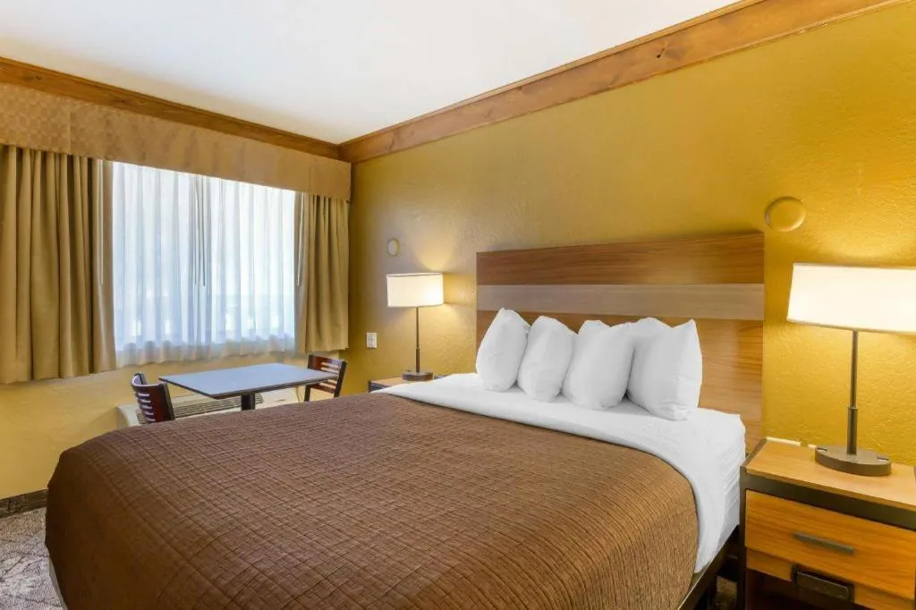 Bed in Best Western Rivers Edge