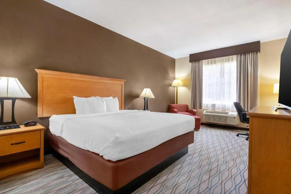 Bed in Best Western Locust Grove Inn & Suites