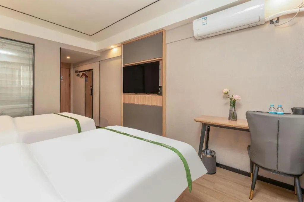 Bed in GreenTree Inn Jinan Quancheng Hotel