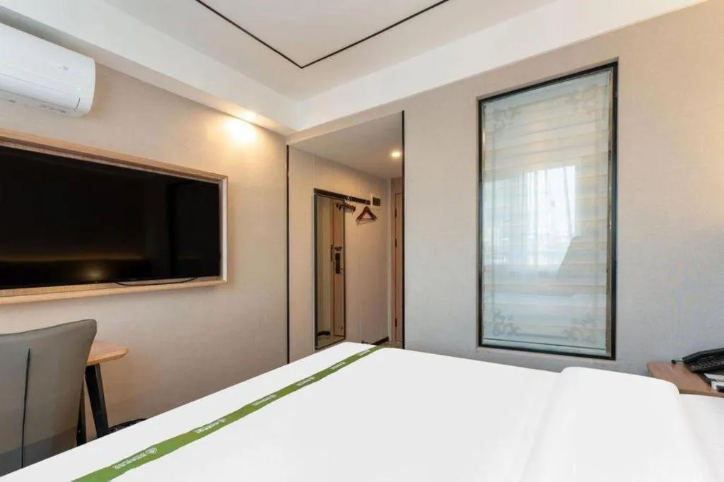Bed in GreenTree Inn Jinan Quancheng Hotel