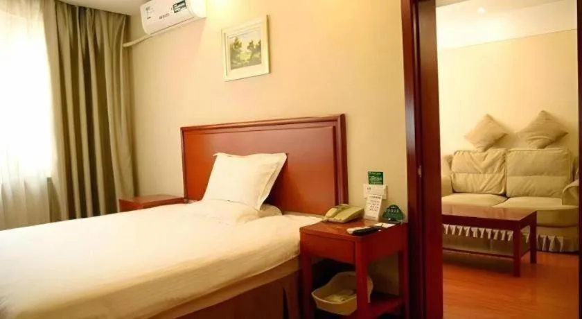 Bed in GreenTree Inn Jinan Quancheng Hotel