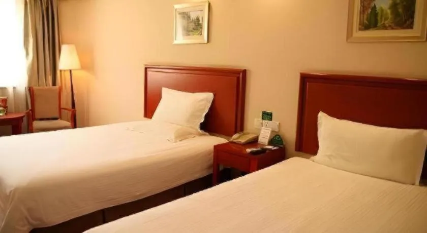 Bed in GreenTree Inn Jinan Quancheng Hotel