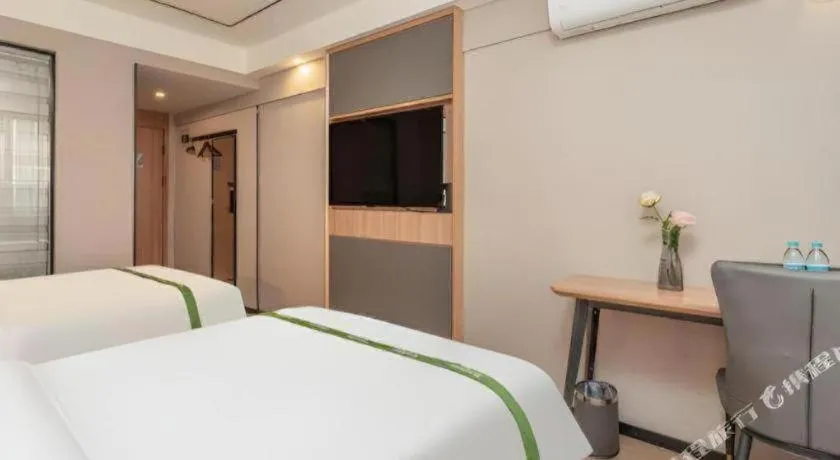 Bed in GreenTree Inn Jinan Quancheng Hotel