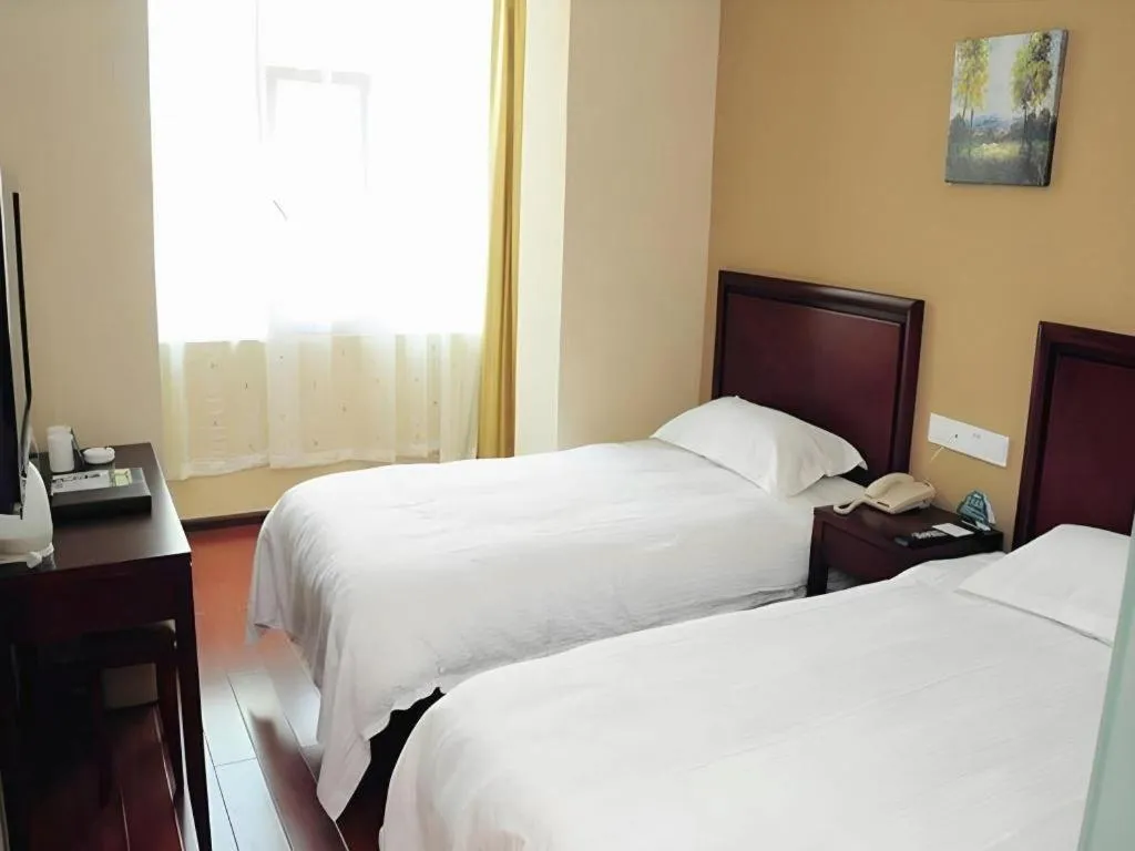Bed in GreenTree Inn Jinan Quancheng Hotel