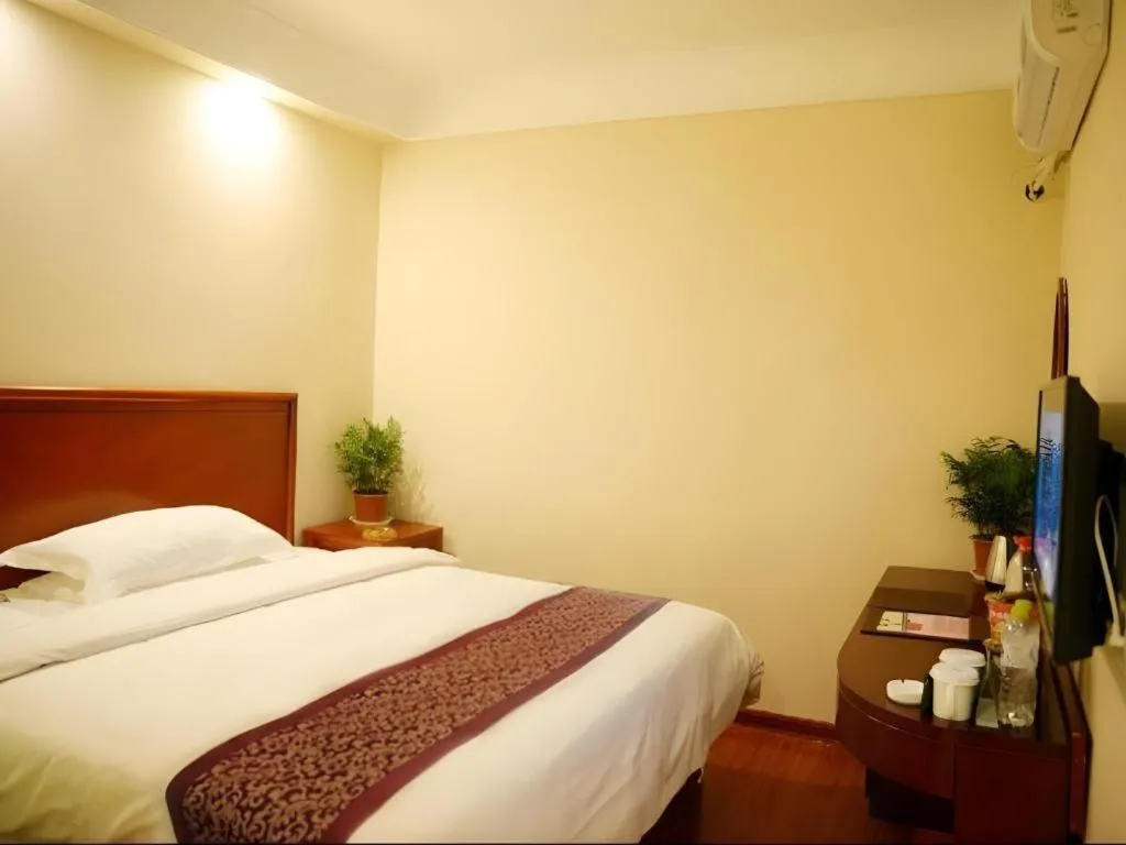 Bed in GreenTree Inn Jinan Quancheng Hotel