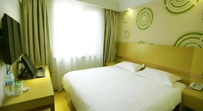Bed in GreenTree Inn Jinan Quancheng Hotel