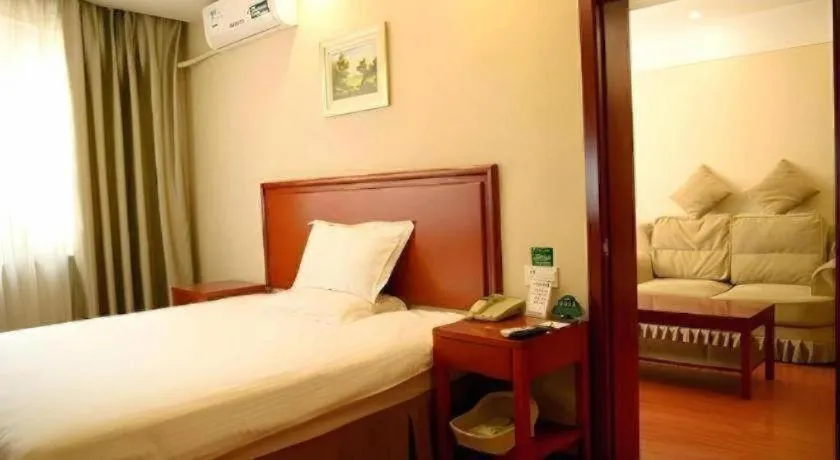 Bed in GreenTree Inn Jinan Quancheng Hotel