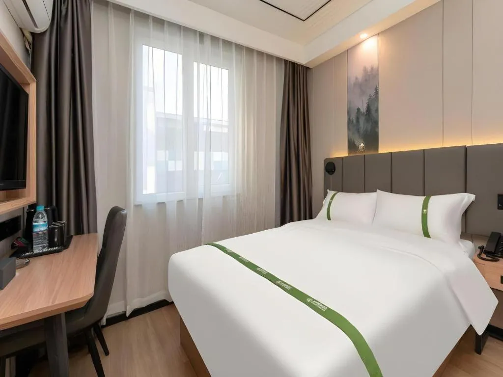 Bed in GreenTree Inn Jinan Quancheng Hotel
